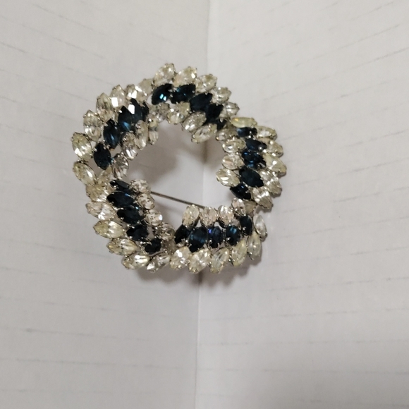 Silver tone vintage brooch pin with blue and white rhinestone - Picture 1 of 4